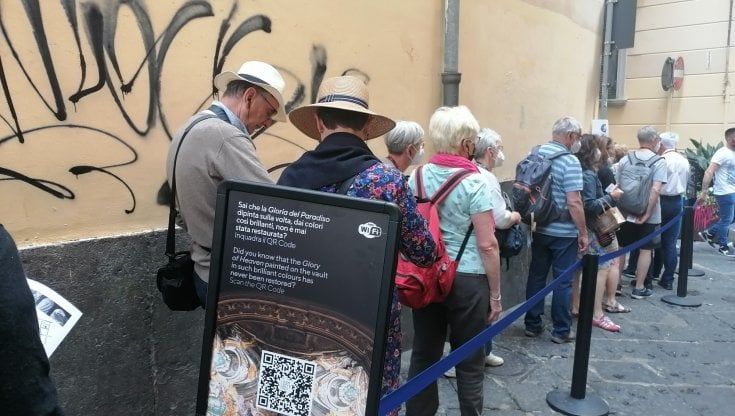 Napoli, boom di prenotazioni: tutti in coda per visitare i monumenti: “Ma mancano gli infopoint”