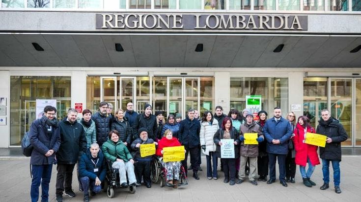 Tagli ai caregiver, Regione Lombardia fa marcia indietro sugli assegni per le persone con disabilità gravissima