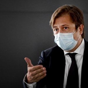 Calcio, Sileri: "Un passo indietro se molti giocatori risultano positivi"