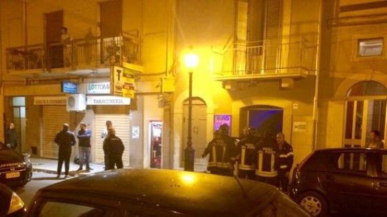 Andria, bombe carta contro un'agenzia e una concessionaria: distrutte auto e vetrine