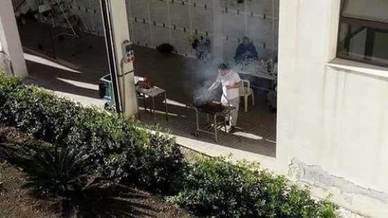 Siracusa, il barbecue al cimitero di Melilli: scattano quattro denunce