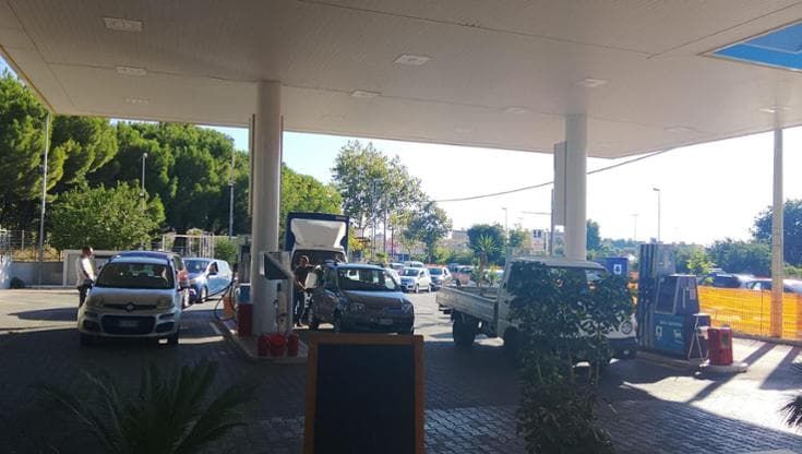 Caro benzina, Eni abbassa i prezzi: corsa al pieno a Palermo e i distributori restano a secco