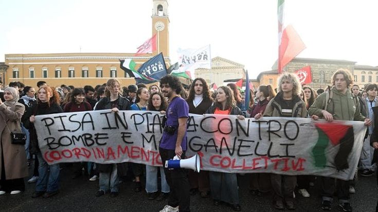 Studenti in piazza da Pisa a Milano. Niente scontri ma attacchi a Segre