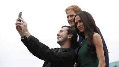 Royal Wedding, un selfie con Harry e Meghan: per le strade di Londra la coppia è di cartone