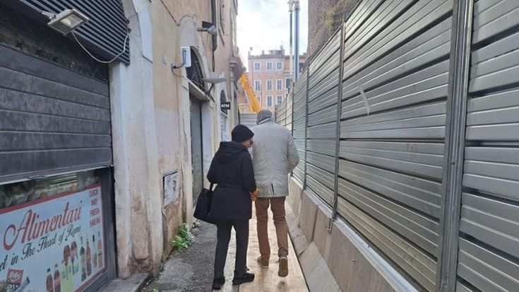 Torre dei Conti, i residenti tornano a casa dopo il crollo