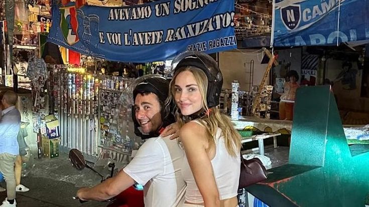 Chiara Ferragni a Napoli, tour in città dai Quartieri ai venditori di calzini