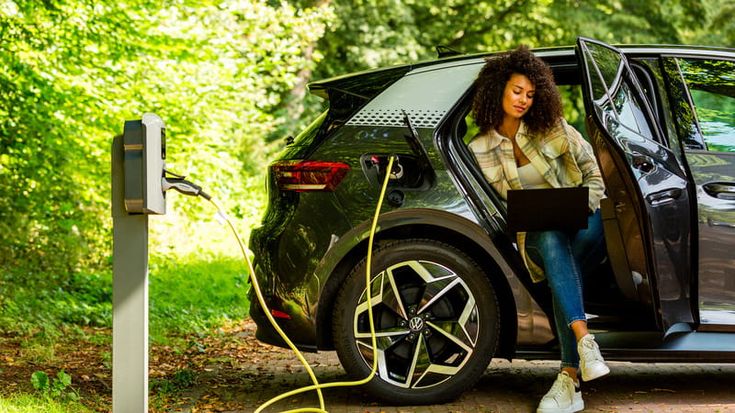 Auto elettriche: Italia dietro agli altri Paesi europei, ma cresce il noleggio