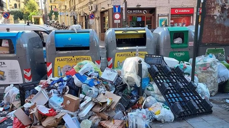 Rifiuti, entro un anno cassonetti addio. “Ora bidoncini e schede magnetiche”