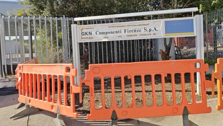 Ingresso sbarrato all’ex Gkn a Campi, blocchi di cemento ai cancelli: “Il tribunale ultima speranza”