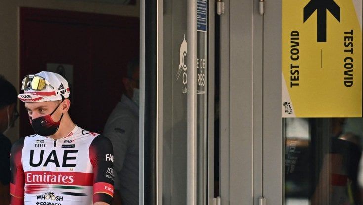 Tour de France, i controlli rilevano due positivi al Covid: "Sono fuori dai primi 20 della classifica"
