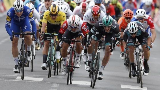 Ciclismo, Parigi-Nizza: sprint vincente di Bennett, Aru si ritira