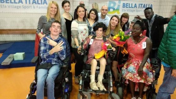 Pavia, alle ragazze della scuola di moda il premio come stiliste per modelle in carrozzina