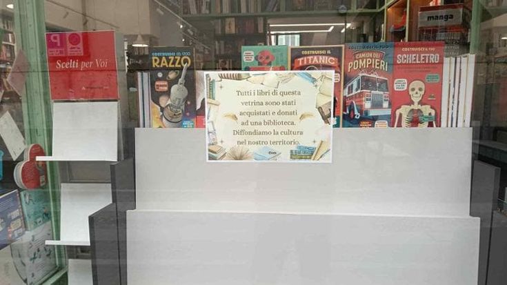 Merate, compra tutti i libri in vetrina e li dona a una biblioteca: “La cultura è un bene condiviso”