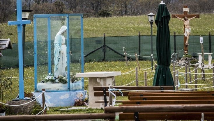 "La statua della Madonna di Trevignano dovrà sparire entro 90 giorni", arriva l'ordinanza di demolizione