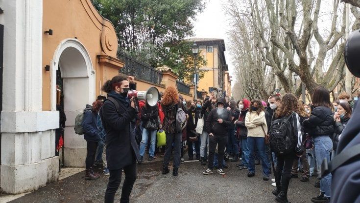 Mamiani, finita l'occupazione dopo il raid. La preside ai ragazzi: "Pagherete voi i danni"