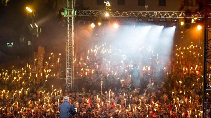 Viktor Orbán, l’ultimo comizio: “Io più forte dell’inferno”. Ma oggi contro Magyar trema