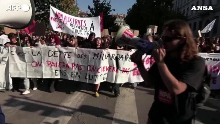 I volti della protesta degli studenti in Francia: dagli scontri con la polizia ai cortei pacifici