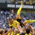 Reus paga una birra agli 81 mila tifosi presenti allo stadio per il suo addio al Dortmund