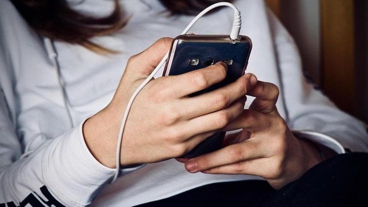 Una 13enne senza internet denuncia i genitori per maltrattamenti. “Ogni giorno 10 ore sul cellulare”