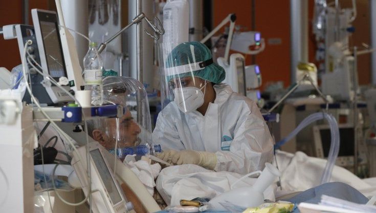 Coronavirus, 500 nuovi casi. Calano anche i ricoveri in terapia intensiva e reparti Covid