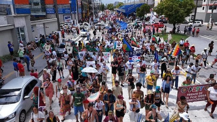 Belem, la marcia-carnevale degli indigeni per riportare la crisi climatica al centro dell'attenzione