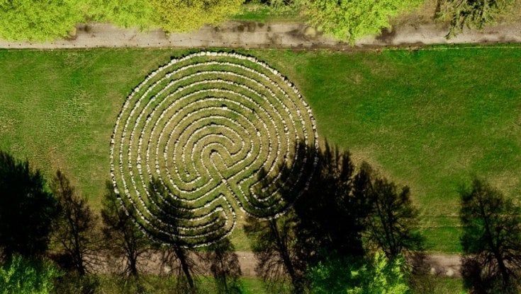Camminare nel labirinto di Stavello: un viaggio spirituale che dà forza e consapevolezza