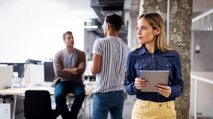 Quella valanga di notifiche sullo smartphone che ci “distrae al lavoro”. Il costo: oltre 5mila euro a testa