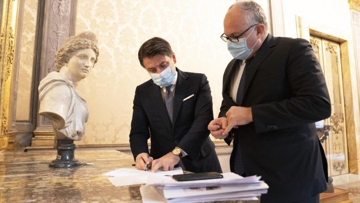 Via libera al decreto Ristori da oltre 5 miliardi. Ai ristoranti fino a 25 mila euro. Ai teatri fino a 30 mila euro. Conte: "I soldi arriveranno entro il 15 novembre". 
