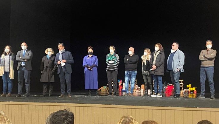 Palermo, i dipendenti del Teatro Biondo in crisi leggono un documento di protesta prima dello spettacolo