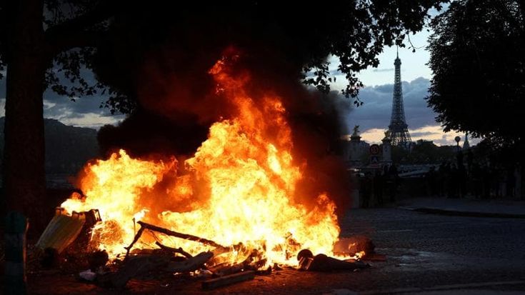 Francia, i violenti oscurano la protesta: “Utili idioti della destra”. Più di mille arresti e 150 poliziotti feriti
