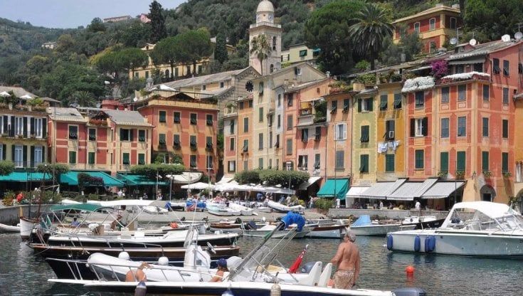 Portofino, i diktat del sindaco: "Percentuale fissa di prodotti liguri nei menù e da metà mese stop ai maxi bus" 