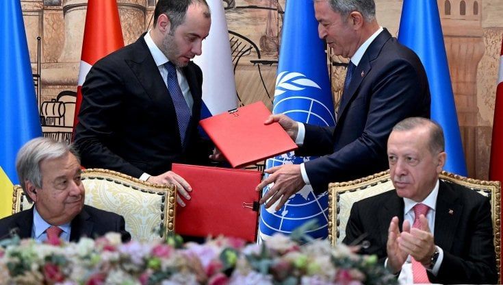 Firmato a Istanbul l’accordo sul grano, il primo patto tra Mosca e Kiev dall'inizio della guerra
