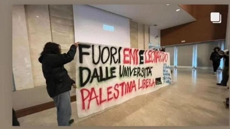 Napoli, occupata l’aula magna della facoltà di Ingegneria: “Fuori le grandi aziende che inquinano e producono armi”