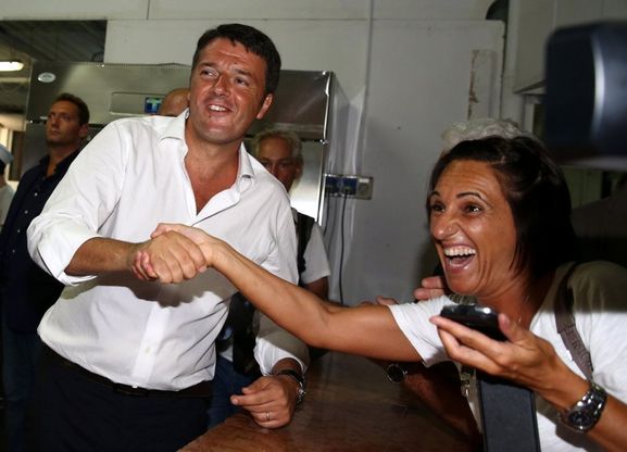 Renzi a festa dell'Unità nel reggiano, i volontari: "Tieni botta"