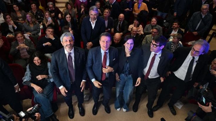 Un mese tra gozzi e saltelli, sfilata di leader e ministri: così si chiude l’era De Luca