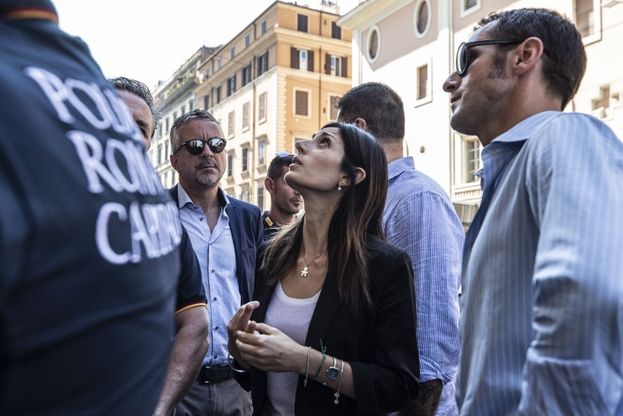 Roma, la sindaca Raggi davanti alla sede di CasaPound: "Rimuovere la scritta"