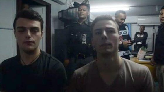 Thailandia, due italiani strappano la bandiera nazionale: arrestati grazie a un video su Fb