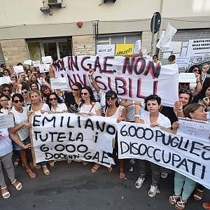 Scuola, a Bari la protesta dei docenti precari: dopo i nastrini 'rossi' arrivano i 'bianchi'