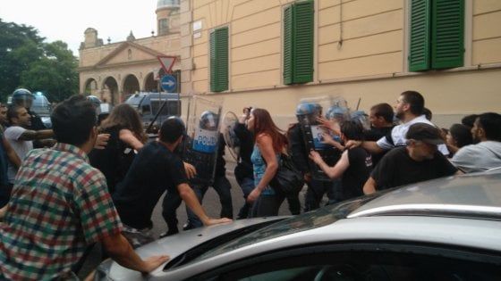 Bologna, scontri tra la polizia e attivisti di Làbas 