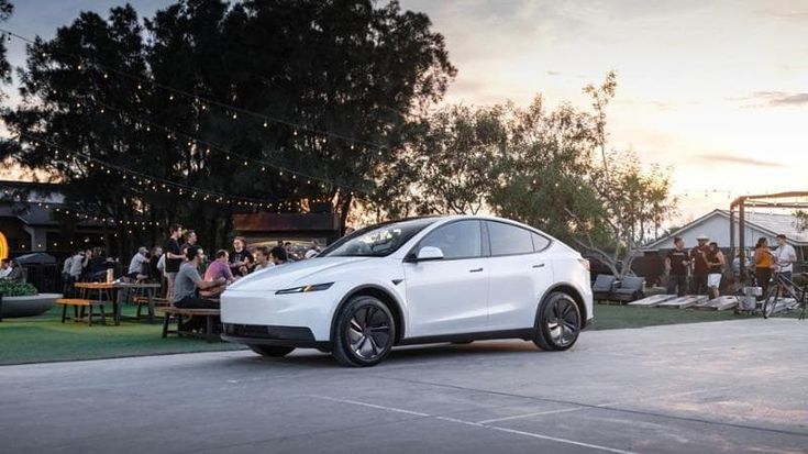 Tesla lancia la Model Y Standard Long Range con 650 km di autonomia. I segreti e il prezzo