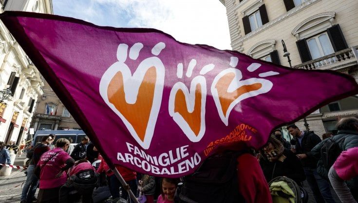 Diritti dei bambini e coppie gay, sindaci pronti alla rivolta: "Lasciateci tutelare questi figli". Lettera al governo e in piazza il 12 maggio 