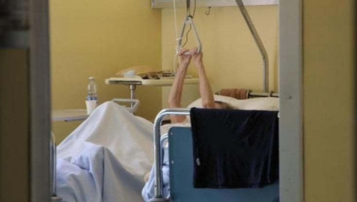 Rsa Castagneto Po, anziani abbandonati e non curati: denunciati infermiera, legale e direttore sanitario