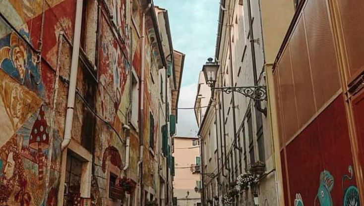 La storia del "vicolo rinato" a Carrara: muri, artisti e fiori