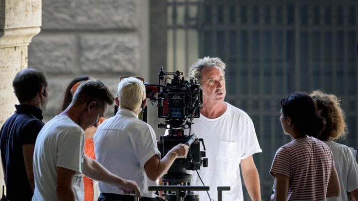 Sorrentino, ciak in Galleria a Napoli: partita di pallone e sfilata di auto anni ’60