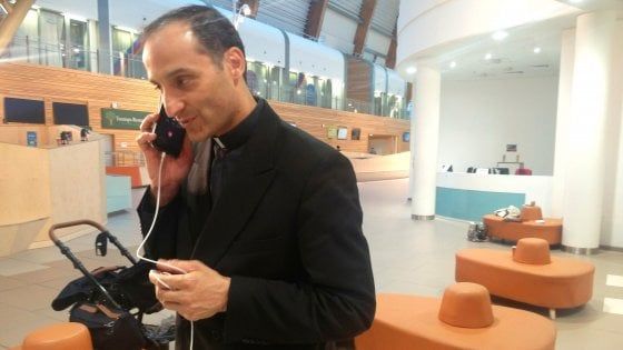 Alfie, parla il sacerdote italiano che lo veglia: "Anche io non mi arrenderei davanti ai giudici"