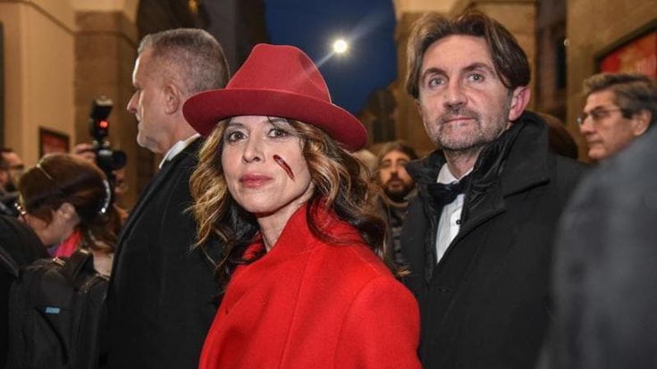 Prima della Scala, in platea e nel foyer i colori “proibiti”: abiti rossi e viola contro i femminicidi