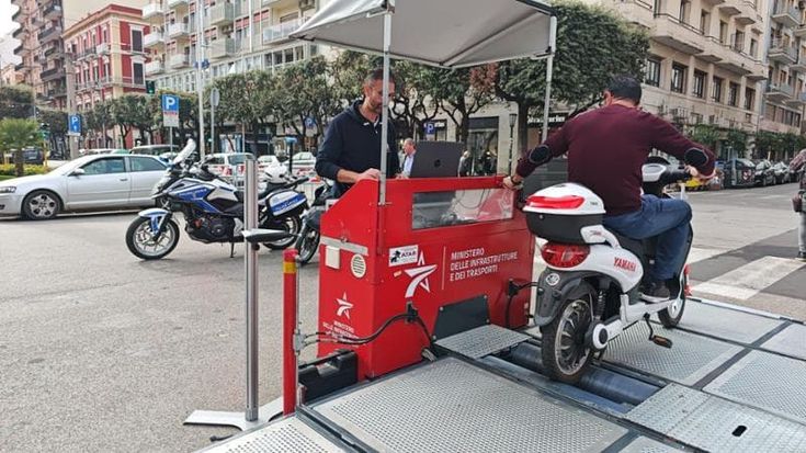 A Bari bici elettriche e scooter modificati per andare più veloci: “Sei su 10, pericolo per tutti”