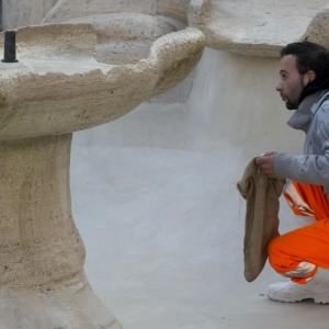 Roma devastata dai tifosi olandesi. Sovrintendenza: "Danni irreparabili a Barcaccia". Marino: l'Olanda non pagher&agrave;. Il questore: "Io non faccio morti"