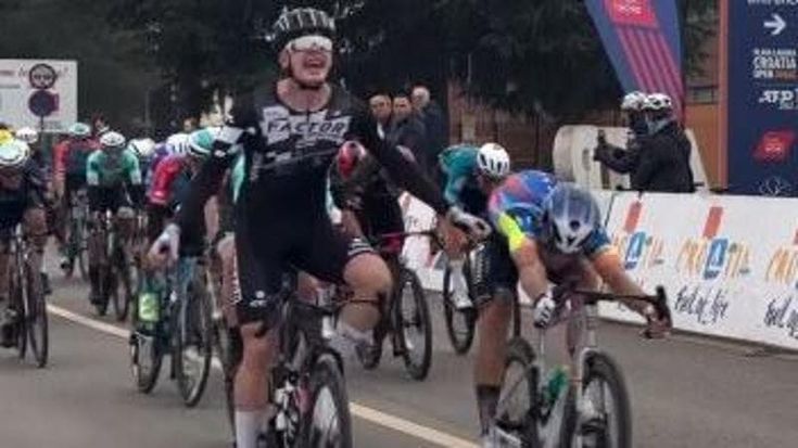 Il fotofinish non aiuta la giuria, due vincitori a Umago: mai successo nella storia del ciclismo