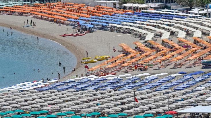 Il governo scarica la lobby dei balneari. Sulle gare decide l’Ue